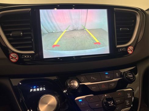 Used 2025 Chrysler Pacifica Select FWD image 40
