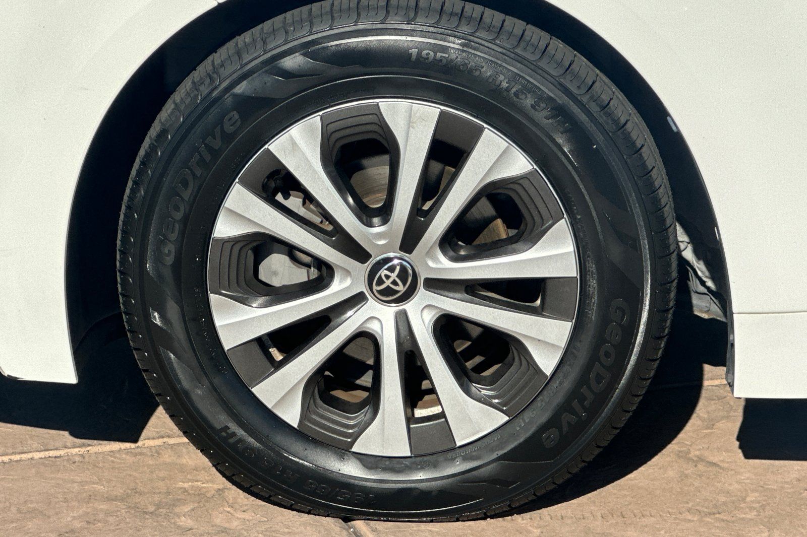 Used 2022 Toyota Corolla LE FWD image 32