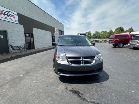 Used 2017 Dodge Grand Caravan SE w/ UConnect Hands-Free Group FWD image 12