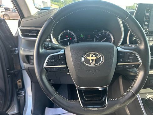 Used 2020 Toyota Highlander XLE FWD image 12