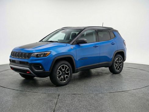 Used 2025 Jeep Compass Trailhawk image 3