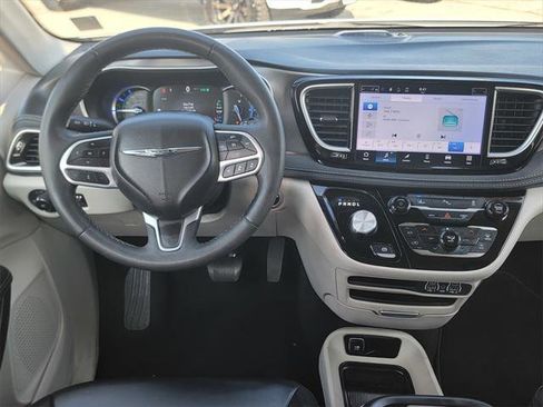Certified 2023 Chrysler Pacifica Touring-L image 19
