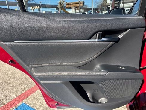 Used 2018 Toyota Camry XLE image 19