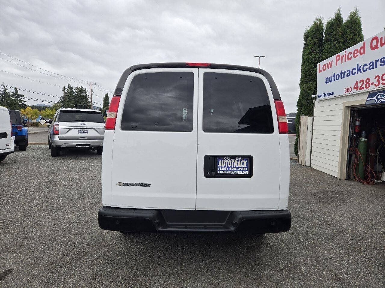 Used 2017 Chevrolet Express 2500 RWD image 6