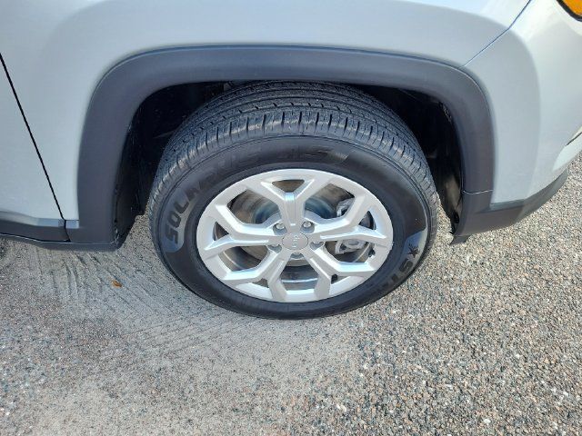 Used 2024 Jeep Compass Latitude AWD/4WD image 6