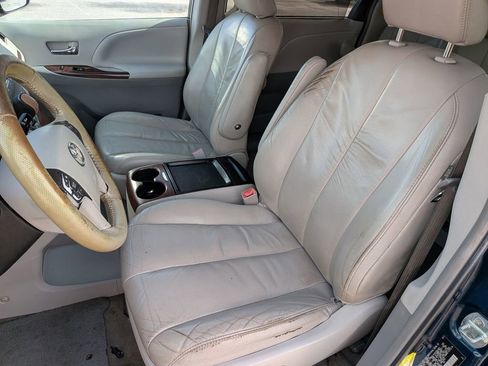 Used 2011 Toyota Sienna XLE w/ Entertainment Pkg FWD image 12