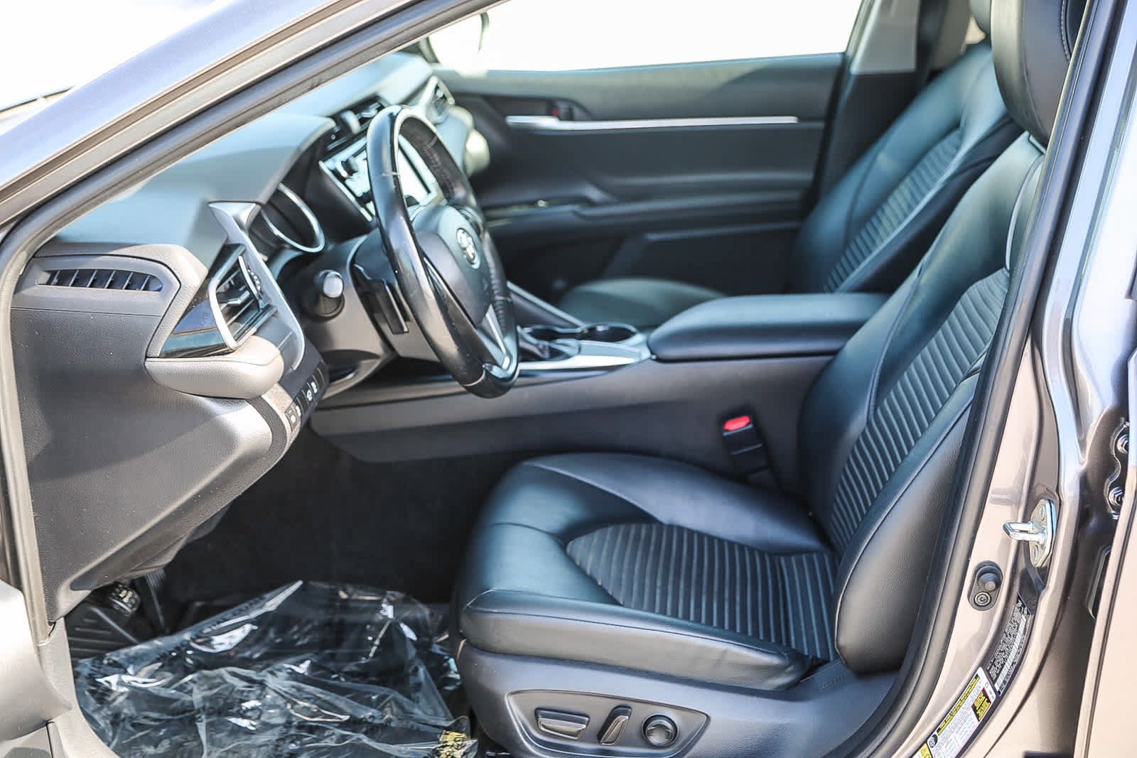 Used 2019 Toyota Camry SE w/ Blackout Package FWD image 17