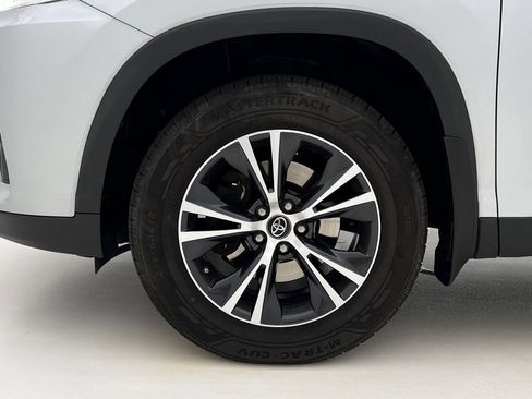 Used 2019 Toyota Highlander LE AWD/4WD image 26