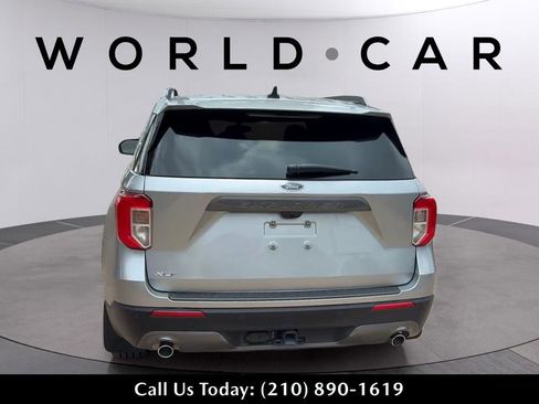 Used 2022 Ford Explorer XLT w/ Equipment Group 202A image 4