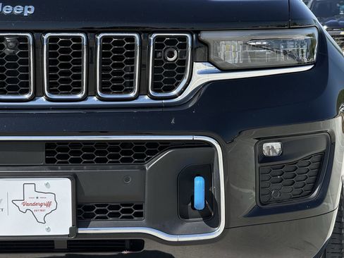 Used 2023 Jeep Grand Cherokee Overland w/ Advanced Protech Group III image 8