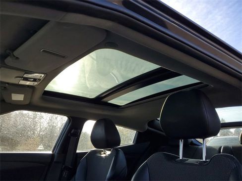 Used 2013 Hyundai Veloster w/ Tech Pkg image 12