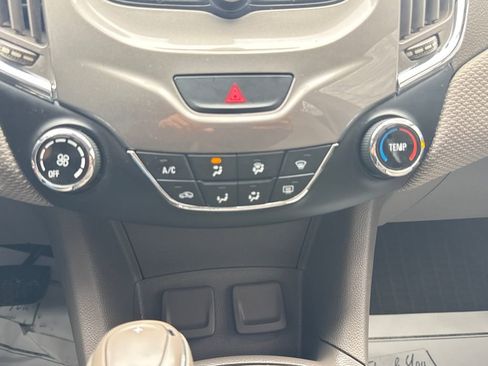 Used 2017 Chevrolet Cruze LT image 22