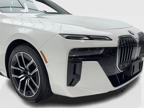 Used 2025 BMW 740i w/ Premium Package image 3