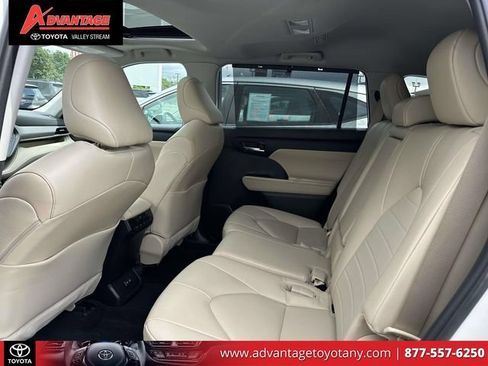 Used 2023 Toyota Highlander XLE AWD/4WD image 14