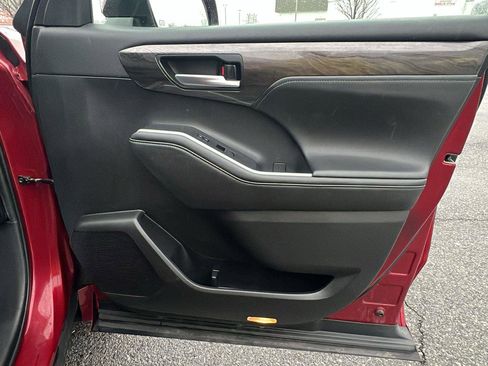 Used 2020 Toyota Highlander Limited image 12