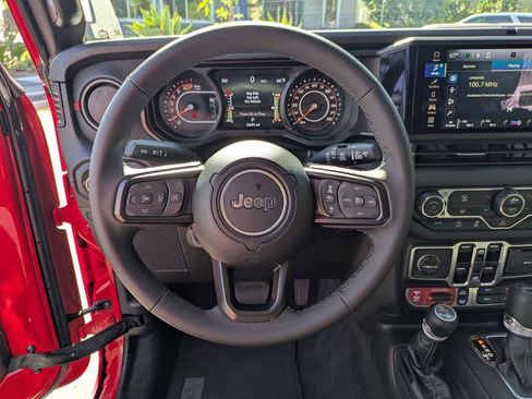 Used 2025 Jeep Wrangler Unlimited Rubicon AWD/4WD image 18