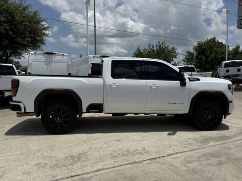 Used 2025 GMC Sierra 2500 AT4 AWD/4WD image 3