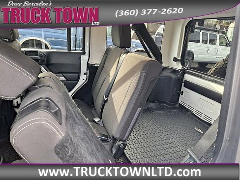 Used 2017 Jeep Wrangler Unlimited Sahara w/ Connectivity Group image 12