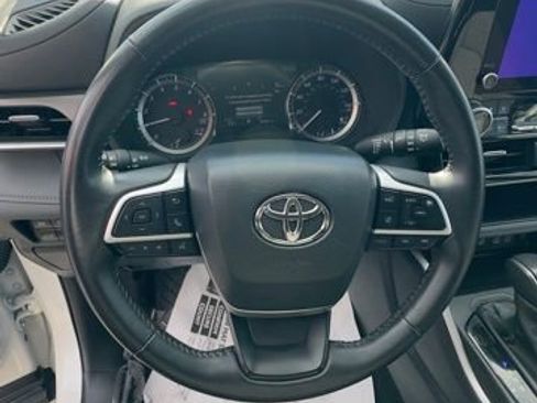 Used 2024 Toyota Highlander LE image 14