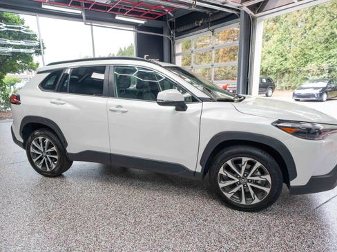 Used 2023 Toyota Corolla Cross XLE image 5