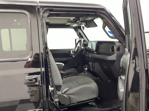 Used 2025 Jeep Wrangler Unlimited Rubicon AWD/4WD image 21