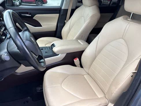 Used 2021 Toyota Highlander XLE FWD image 11
