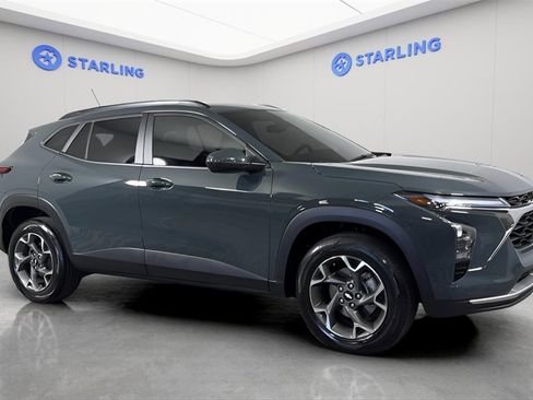 Certified 2025 Chevrolet Trax LT w/ Driver Confidence Package image 12