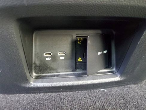 Certified 2025 Volkswagen Atlas Cross Sport SE w/ Panoramic Sunroof Package image 12