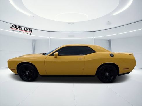 Used 2018 Dodge Challenger SXT RWD image 6