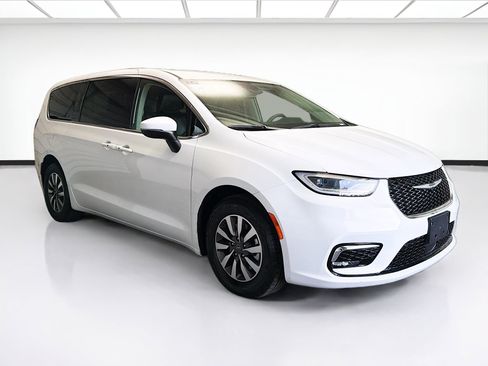 Used 2023 Chrysler Pacifica Touring-L image 3