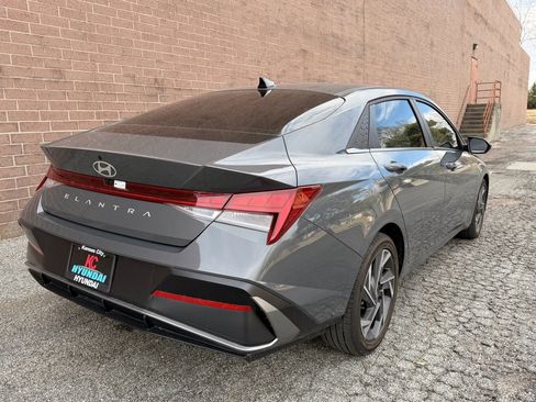 Used 2025 Hyundai Elantra SEL image 5