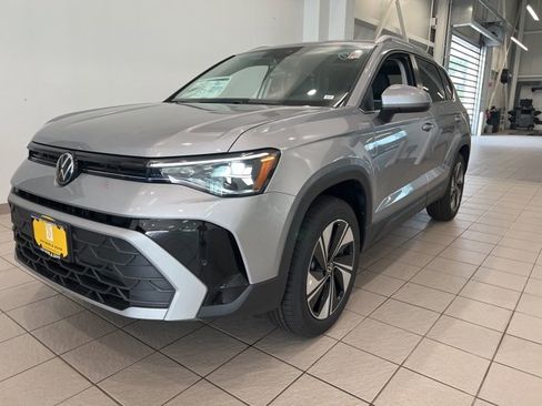 New 2025 Volkswagen Taos SE image 3