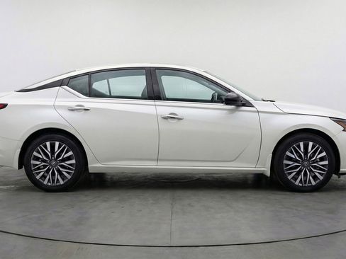 Used 2025 Nissan Altima 2.5 SV image 11