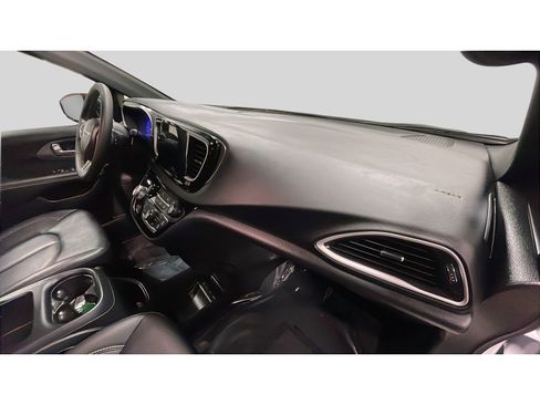 Used 2025 Chrysler Pacifica Select image 19