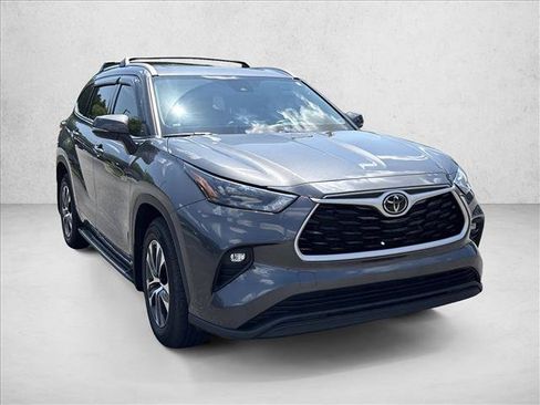 Used 2022 Toyota Highlander XLE AWD/4WD image 3