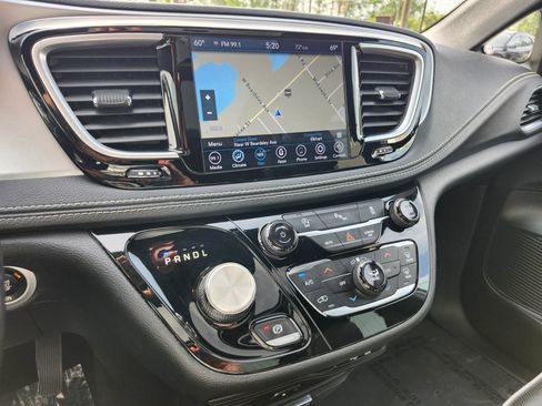 Used 2020 Chrysler Pacifica Limited w/ S Appearance Package FWD image 21