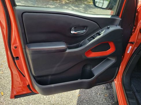 Used 2025 Nissan Frontier PRO-4X image 8