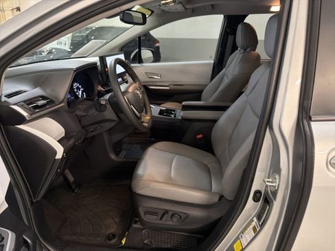 Used 2025 Toyota Sienna XLE FWD image 6