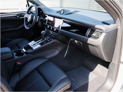 Certified 2025 Porsche Macan image 27