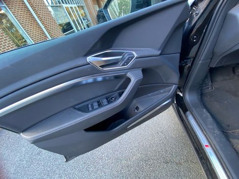 Used 2022 Audi e-tron Premium Plus image 32