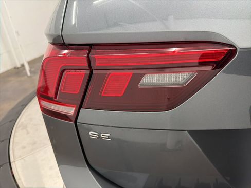 Used 2024 Volkswagen Tiguan SE w/ Panoramic Sunroof Package image 12