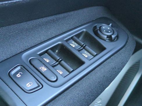 Used 2018 Jeep Renegade Latitude FWD image 22