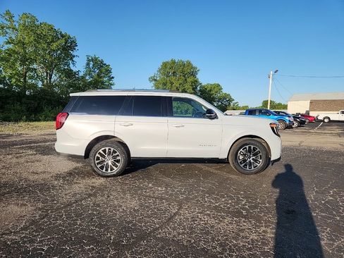 Used 2025 Ford Expedition Platinum AWD/4WD image 3