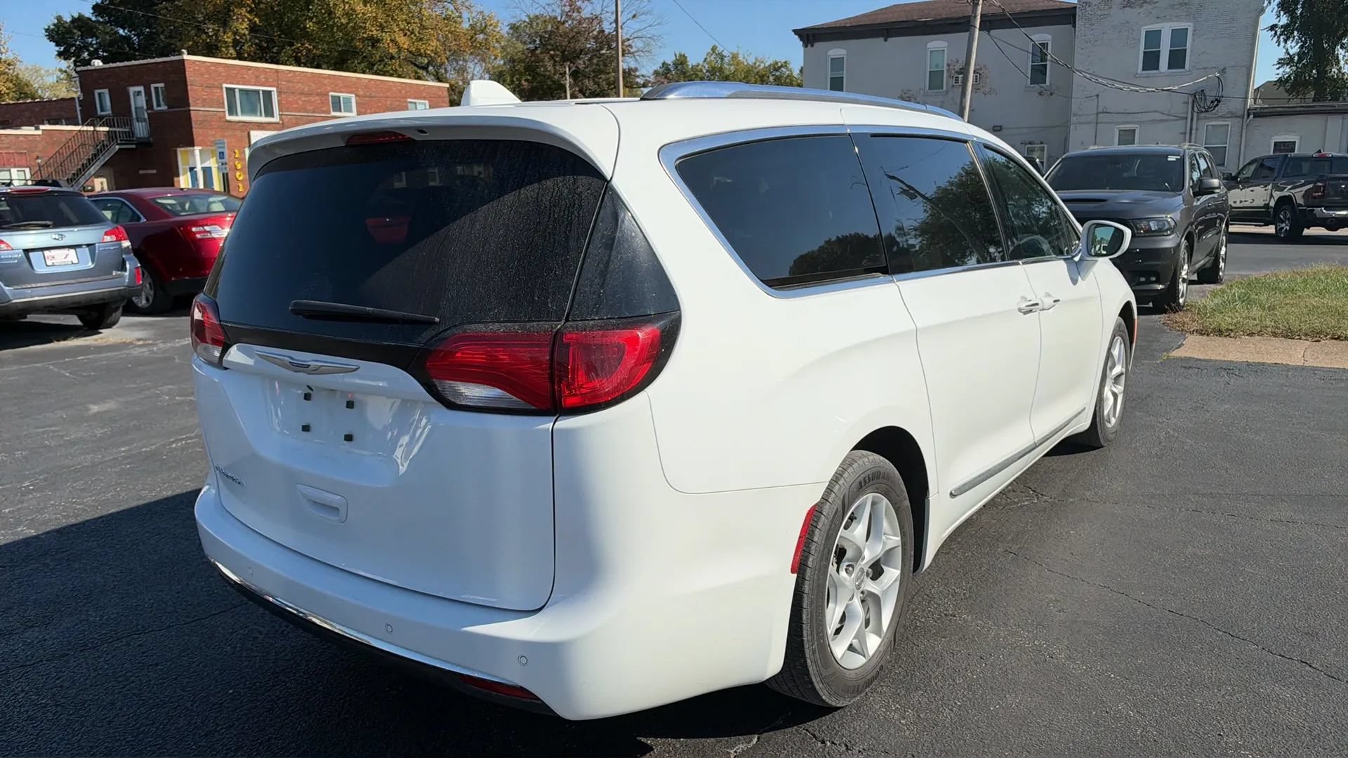 Used 2018 Chrysler Pacifica Touring-L w/ Tire & Wheel Group FWD image 5
