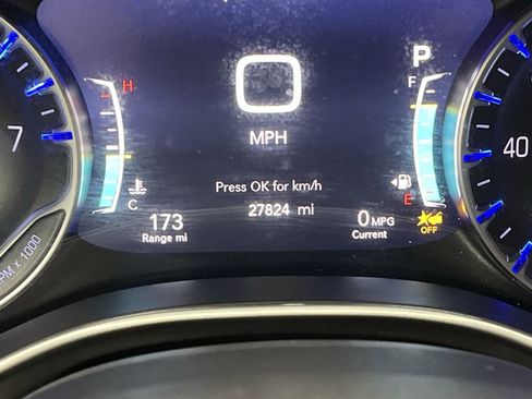 Used 2025 Chrysler Pacifica Select image 15