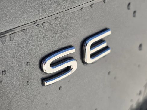 Used 2024 Volkswagen Tiguan SE R-Line FWD image 9