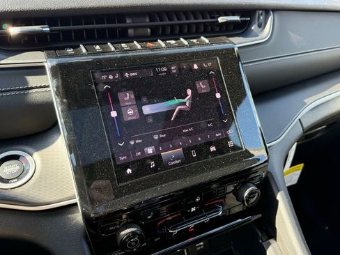 New 2025 Jeep Grand Cherokee Laredo X w/ Luxury Tech Group I image 20