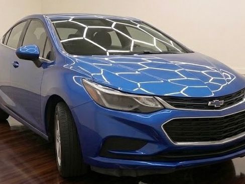 Used 2018 Chevrolet Cruze LT w/ Convenience Package FWD image 10