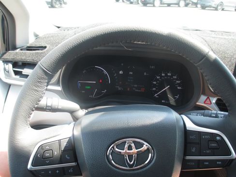 Used 2025 Toyota Sienna XLE w/ XLE Plus Package image 27