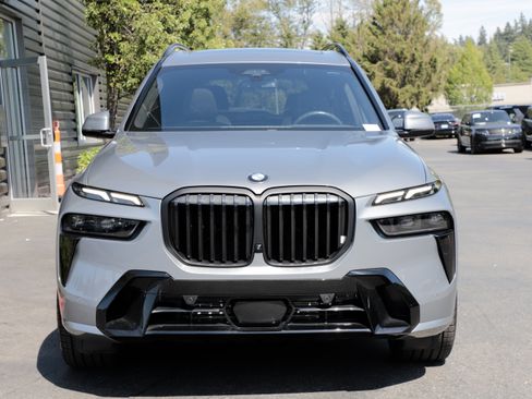 Used 2024 BMW X7 xDrive40i w/ M Sport Package AWD/4WD image 4